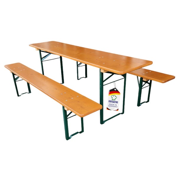 Festzeltgarnitur bestehend aus einem Tisch und zwei Bänken aus Holz mit grünem Metallgestell, Made in Germany.