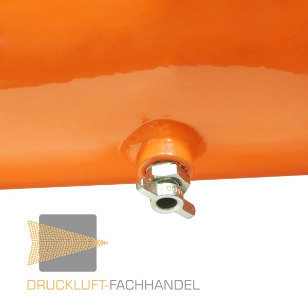 Detail eines Kondensatablassventils an einem orangefarbenen Druckluftbehälter. Druckluft-Fachhandel Logo.