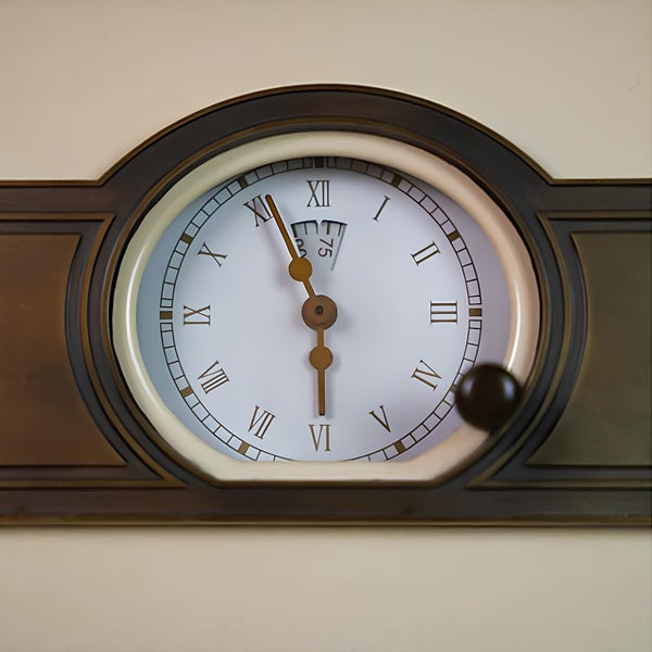 Analoge Wanduhr mit römischen Ziffern und dunklem Rahmen in klassischem Design