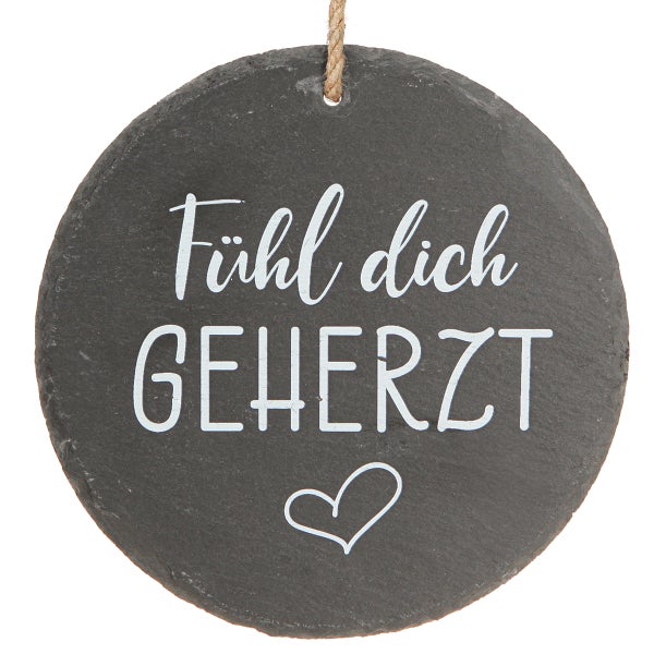 Schieferanhänger mit dem Schriftzug Fühl dich GEHERZT und einem Herzsymbol