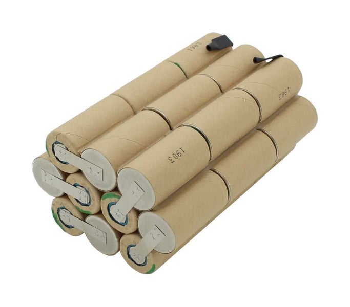 Akkupack bestehend aus zwölf zylindrischen Zellen mit brauner Papierummantelung und Metallverbindern.