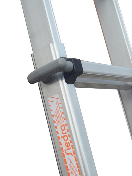 Detailaufnahme einer Aluminiumleiter mit Sprossen und Sicherheitsvorrichtungen.