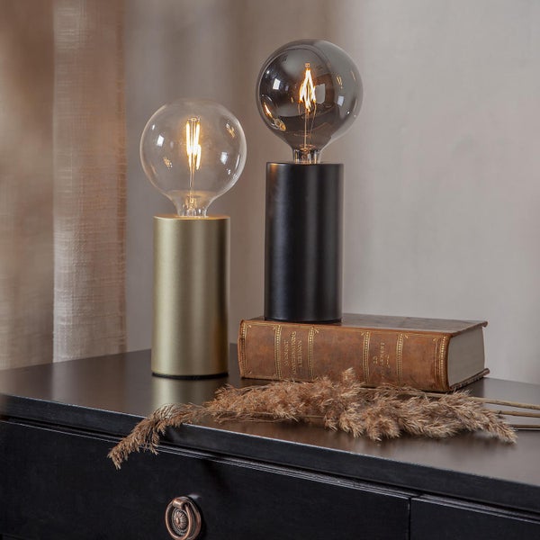 Zwei Tischleuchten mit Glühbirnen auf einem Tisch