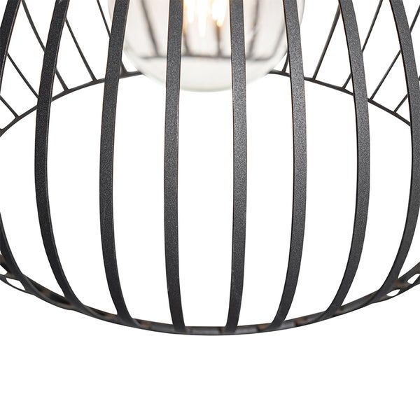 Detailansicht einer Hängeleuchte mit Metallgestell