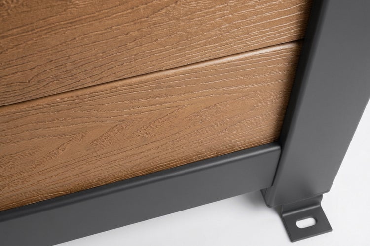 Detailaufnahme eines Sichtschutzelements mit Paneelen in Holzoptik und einem Metallrahmen inklusive Bodenbefestigung.