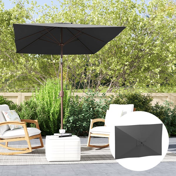 Anthrazitfarbener rechteckiger Sonnenschirm auf einer Terrasse mit hölzernen Schaukelstühlen und grüner Bepflanzung.