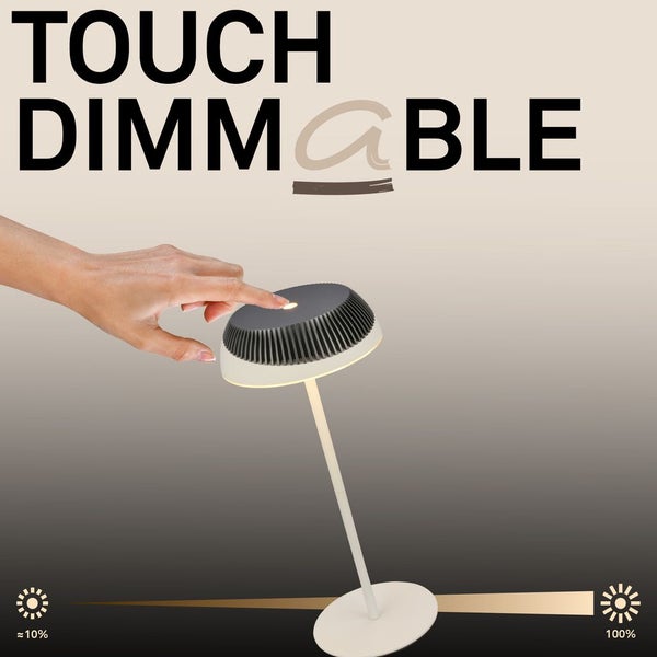 Eine Hand berührt die Oberseite einer modernen Tischleuchte zur Helligkeitsregulierung. Dimmbar von circa 10 bis 100 Prozent.