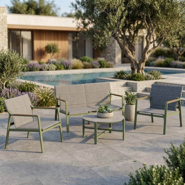 Garten-Lounge-Set mit Zweisitzer-Sofa, zwei Sesseln und rundem Tisch auf Steinterrasse am Pool. Olivgrüne Metallgestelle, Holzakzente, graue Polster.