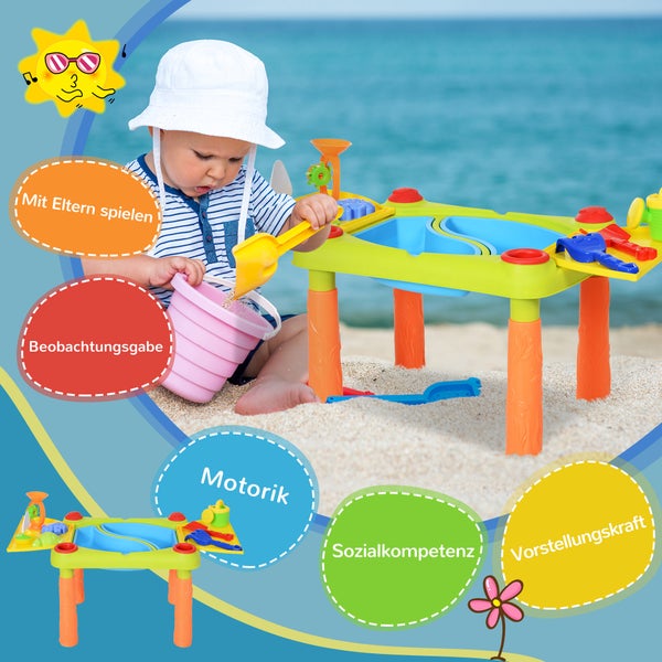 Kind spielt mit einem Sandtisch am Strand