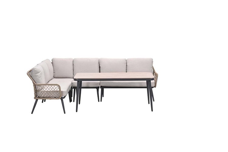 Garten-Lounge-Set bestehend aus Ecksofa mit hellem Geflecht, grauen Polstern und Esstisch mit Tischplatte in Holzoptik.
