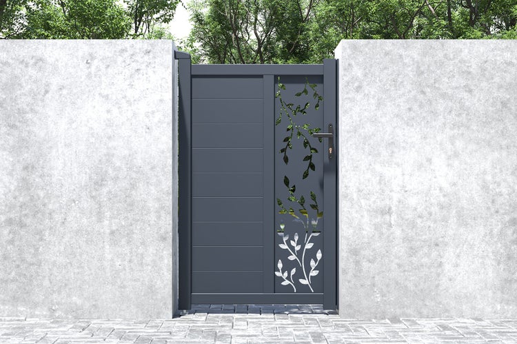 Modernes Gartentor in Anthrazit mit dekorativem Blättermotiv, eingebaut zwischen zwei Betonmauern.