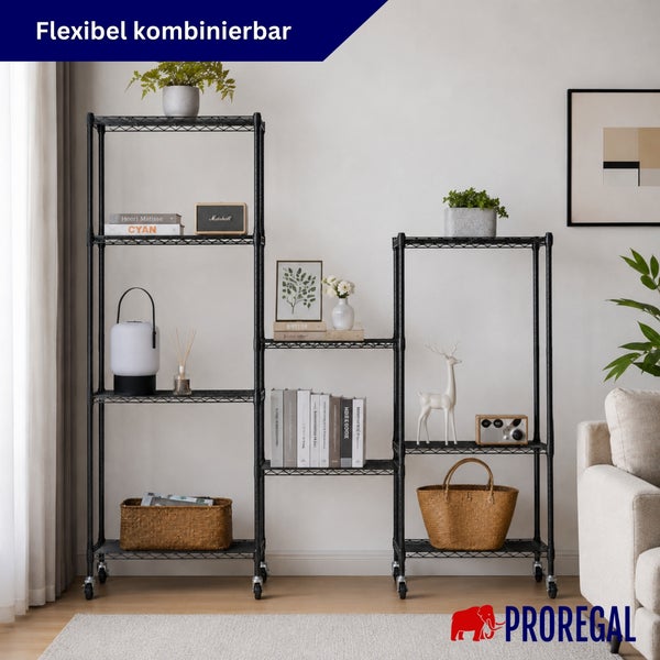 Flexibel kombinierbares Gitterregal in Schwarz auf Rollen, dekoriert in einem hellen, modernen Wohnzimmer. Proregal Logo.