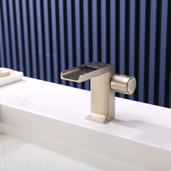 Waschtischarmatur mit Temperaturregler im Badezimmer.