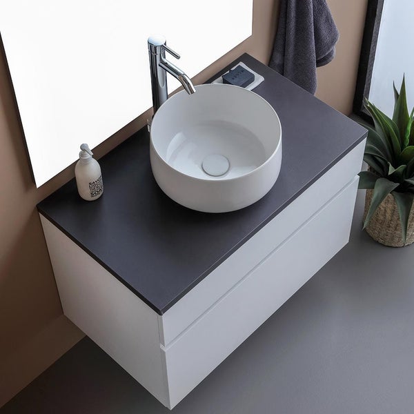 Waschtisch mit Aufsatzwaschbecken, Armatur, Seife und Handtuch