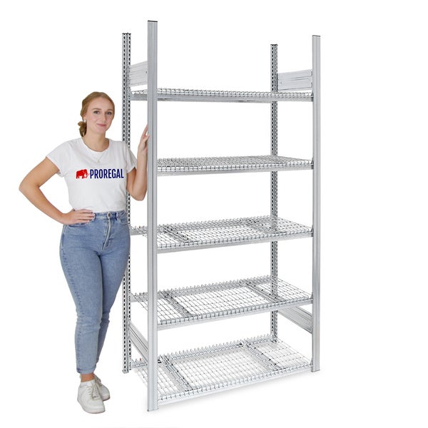 Verzinktes Gitterrostregal mit fünf Böden, daneben eine Person zum Größenvergleich.