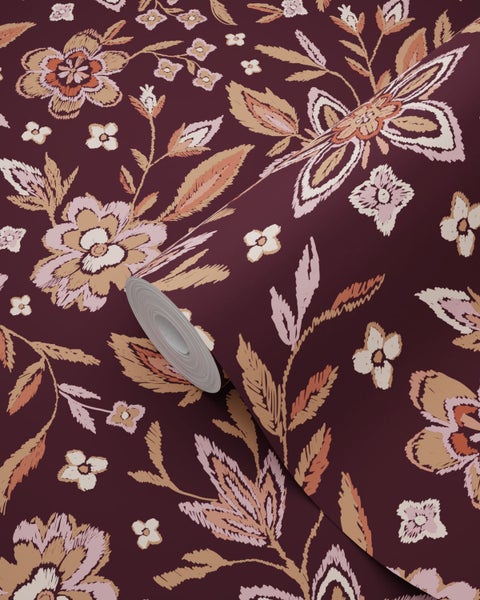 Vliestapete mit floralem Muster, große und kleine Blüten und Blätter in Beige- und Rosatönen mit gestickter Optik.