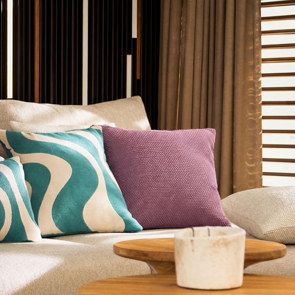 Dekorative Kissen auf einem Sofa in einem Wohnzimmer