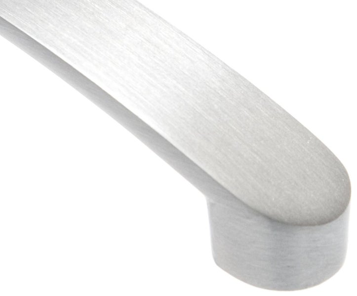 Ein gebogener Möbelgriff aus gebürstetem Metall für Schränke und Schubladen.