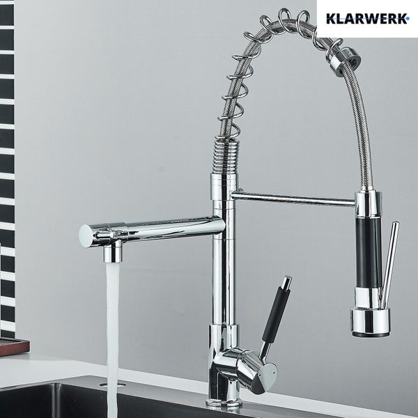 Klarwerk Küchenarmatur in Chrom mit professioneller Geschirrbrause und schwenkbarem Auslauf. Klarwerk Logo.