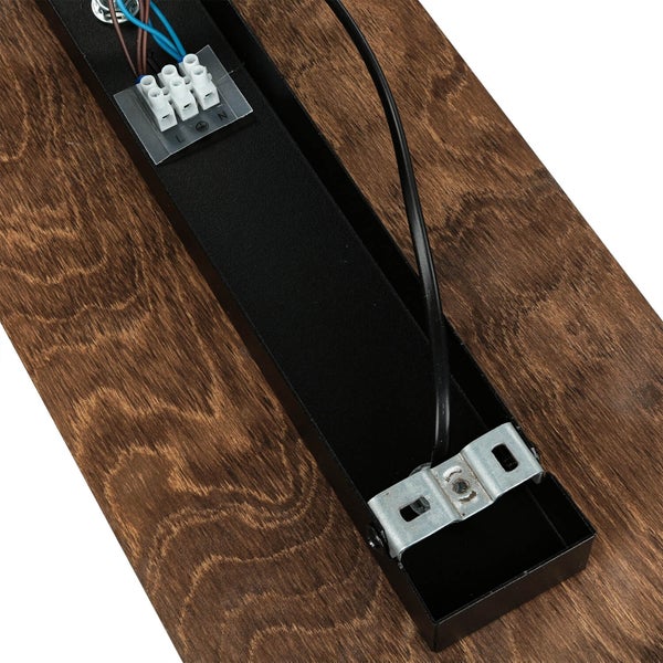 Detailansicht einer Deckenleuchte mit Holzbalken und Anschlussklemmen.