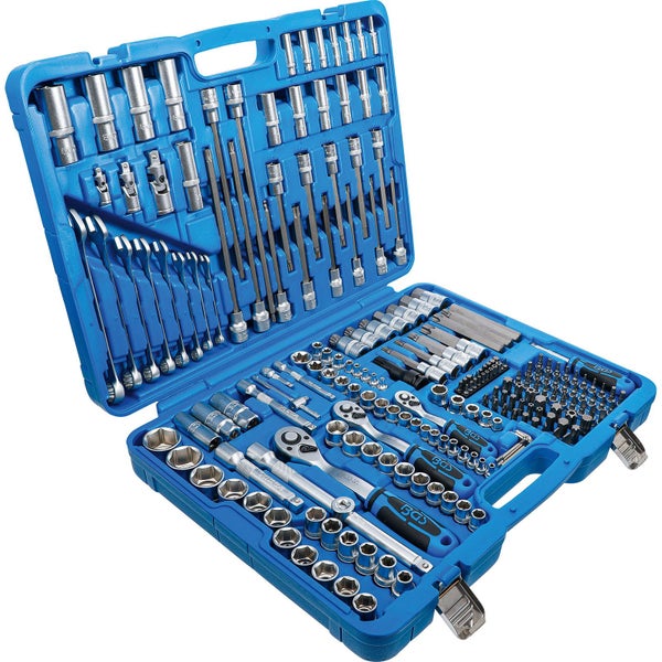 Werkzeugkoffer mit Steckschlüsselsatz und verschiedenen Werkzeugen.