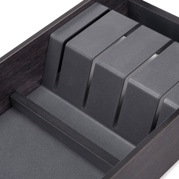 Detailansicht eines Besteckeinsatzes mit Messereinteilung, dunkler Holzrahmen mit grauen Einsätzen für die Küchenschublade.