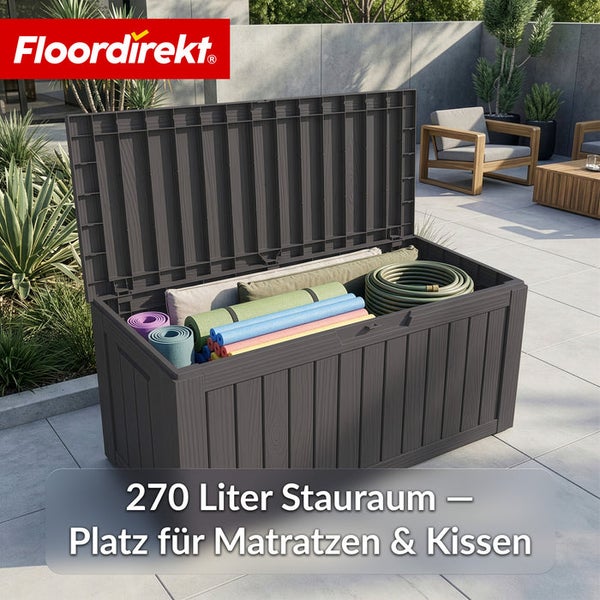 Geöffnete Aufbewahrungsbox mit Matratzen, Kissen und Gartenschlauch