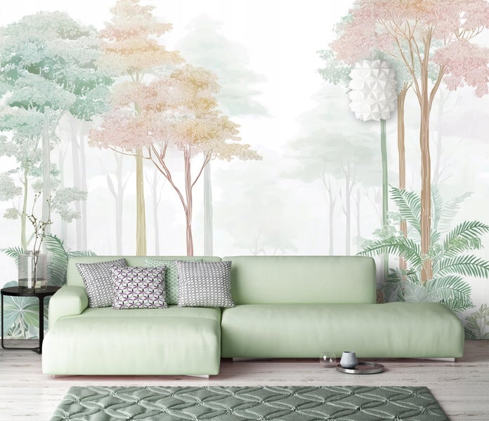 Wohnzimmer mit hellgrünem Sofa, Kissen, Teppich und einer Fototapete mit Waldmotiv