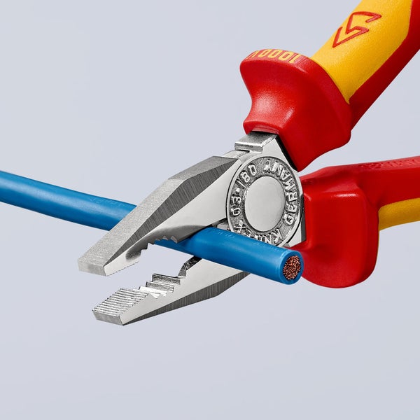 Knipex Kombizange mit Befestigungsöse verchromt, isoliert mit Mehrkomponenten-Hüllen, VDE-geprüft; mit integrierter isolierter Befestigungsöse zum Anbringen einer Absturzsicherung 180 mm - 0306180TBK