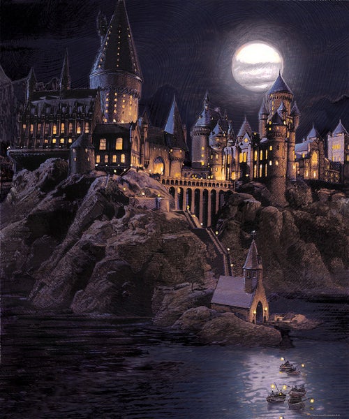 Nachtansicht von Schloss Hogwarts auf einem Felsen mit einem See und einem hellen Mond