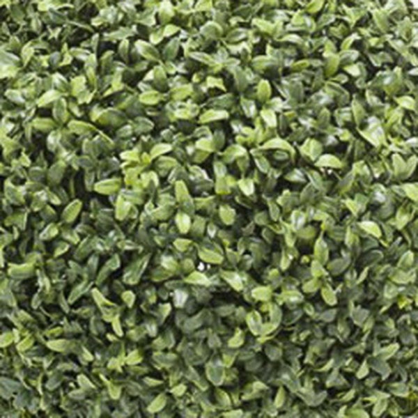 Nahaufnahme der grünen Blätter eines künstlichen Buchsbaums aus Kunststoff.