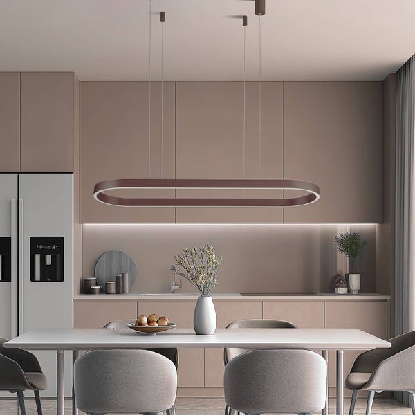 Moderne ovale LED-Pendelleuchte über einem Esstisch in einer minimalistischen Küche mit passenden Schränken und Stühlen.