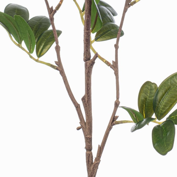 Nahaufnahme eines künstlichen Pflanzenstiels mit Zweigen und grünen Blättern.