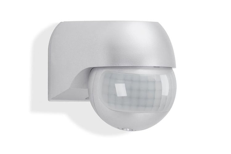 Silberner Bewegungsmelder zur Wandmontage mit kugelförmigem Sensorkopf.