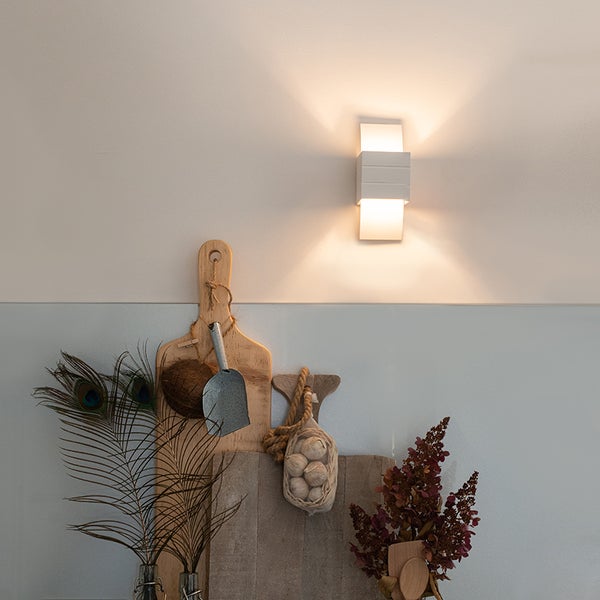 Weiße Wandleuchte mit indirektem Licht für Innenräume