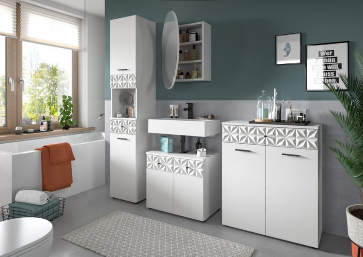 Modernes Badezimmer-Set in Weiß mit geometrischem Muster auf den Fronten, bestehend aus Hochschrank, Waschbeckenunterschrank und Kommode.