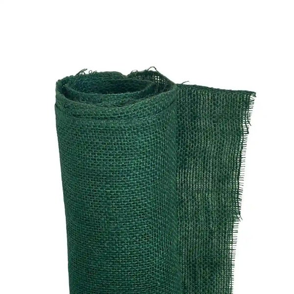 Eine aufgerollte Rolle aus grobem Jute-Gewebe für Garten- und Bastelarbeiten.