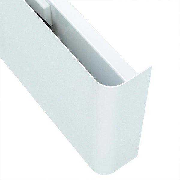 Detail einer weißen Sockelleiste