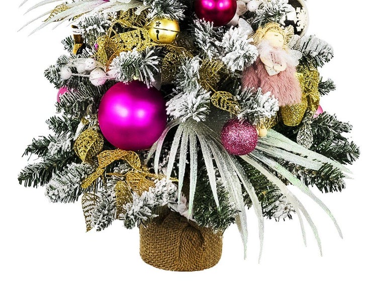 Künstlicher Weihnachtsbaum mit Schneeoptik, dekoriert mit Weihnachtskugeln, Dekofiguren und Jutefuß als weihnachtliche Tischdekoration.