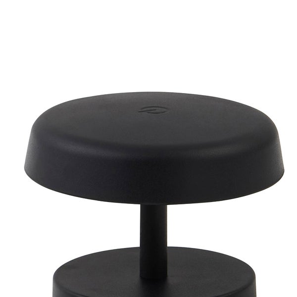 Detailansicht des Lampenkopfes einer modernen schwarzen Tischleuchte mit matter Oberfläche.