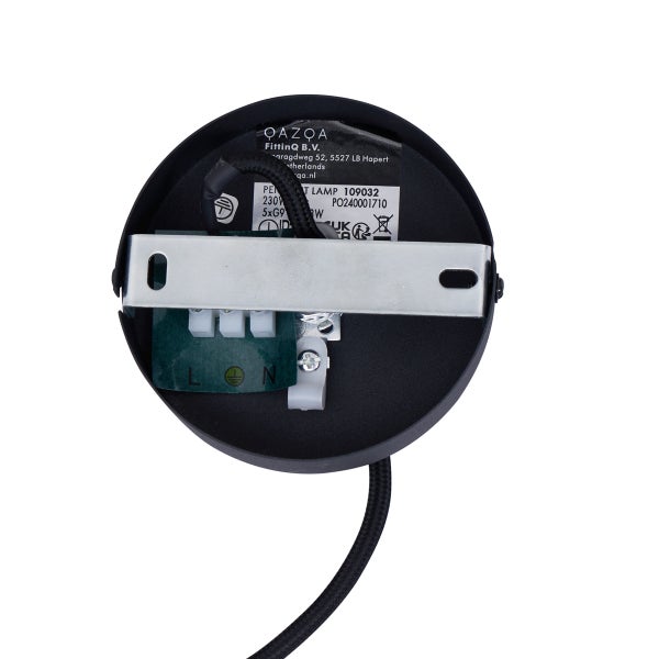 Detailansicht einer schwarzen Deckenleuchte mit Befestigungsmaterial