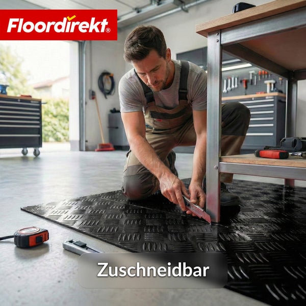Ein Mann schneidet eine zuschneidbare Bodenmatte von Floordirekt in einer Werkstatt zu