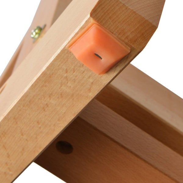 Detailansicht einer Staffelei aus Holz mit einem Stopper