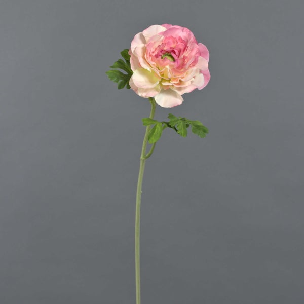 Künstliche Ranunkel mit rosa-weißen Blütenblättern und grünem Stiel mit Blättern.