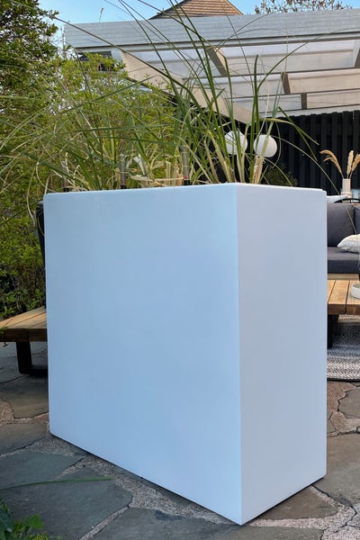 Weißer rechteckiger Pflanzkübel aus Fiberglas auf einer Terrasse, Maße 88 mal 30 mal 75 Zentimeter.