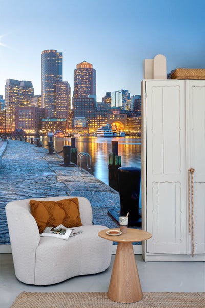 Wohnraumszene mit Fototapete, Sessel und Beistelltisch