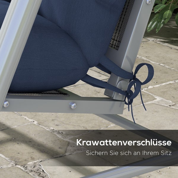 Detailansicht eines Gartenstuhls mit Kissen und Bindebändern zur Befestigung am Gestell.