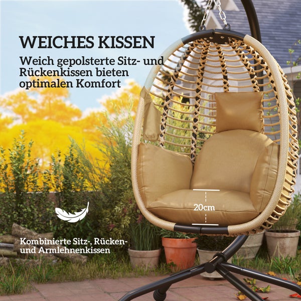 Detail eines geflochtenen Hängesessels mit Sicherheitsgurt am schwarzen Metallgestell auf einer Terrasse.