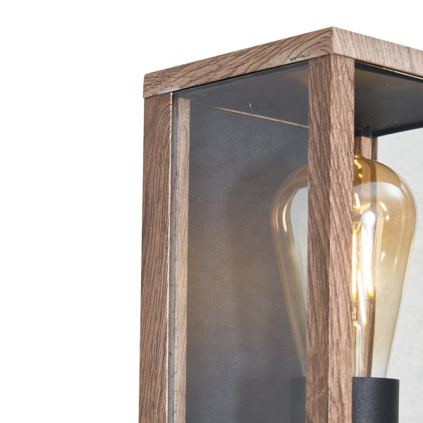 Nahaufnahme einer Außenwandleuchte mit Holzrahmen und Glasscheiben inklusive LED-Filament-Leuchtmittel.
