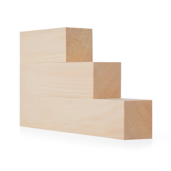 Drei Holzleisten unterschiedlicher Länge gestapelt